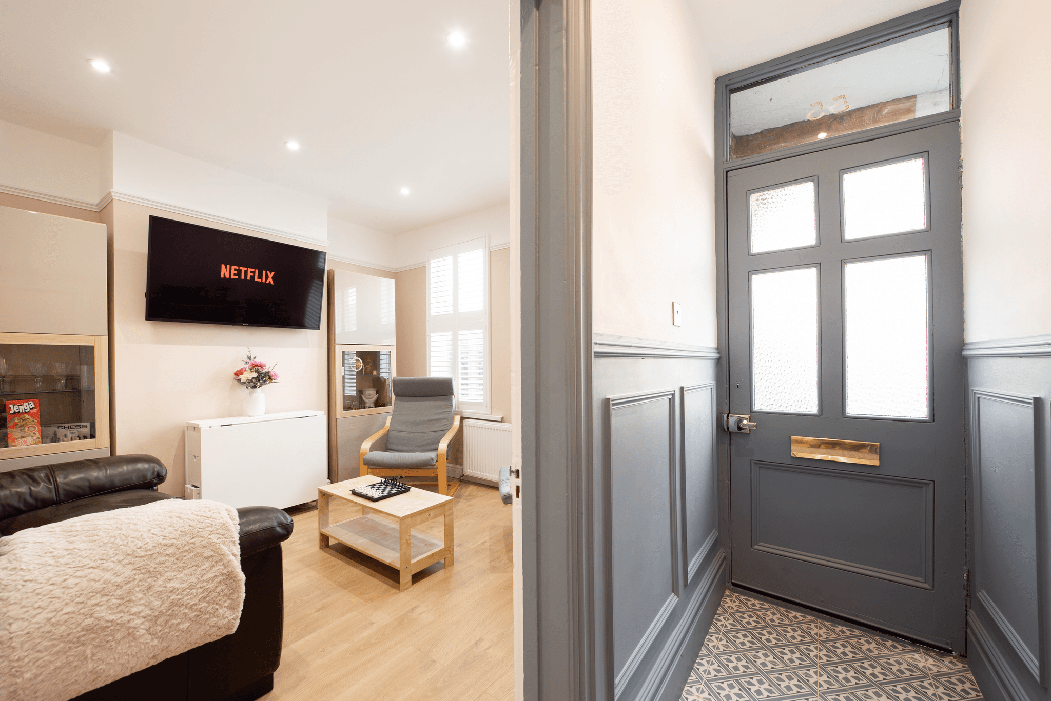 2 Bdr Victorian Flat, King Beds, & Free WiFi - E176