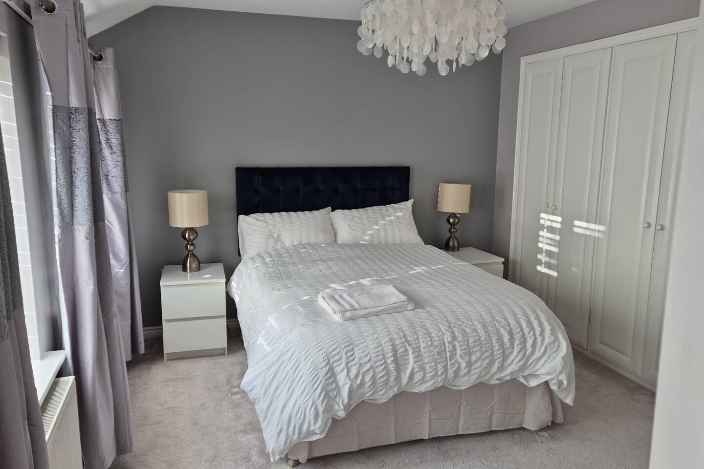 Wrexham Retreat Villa 4 Bedroom 4 Beds 3 Bath,4