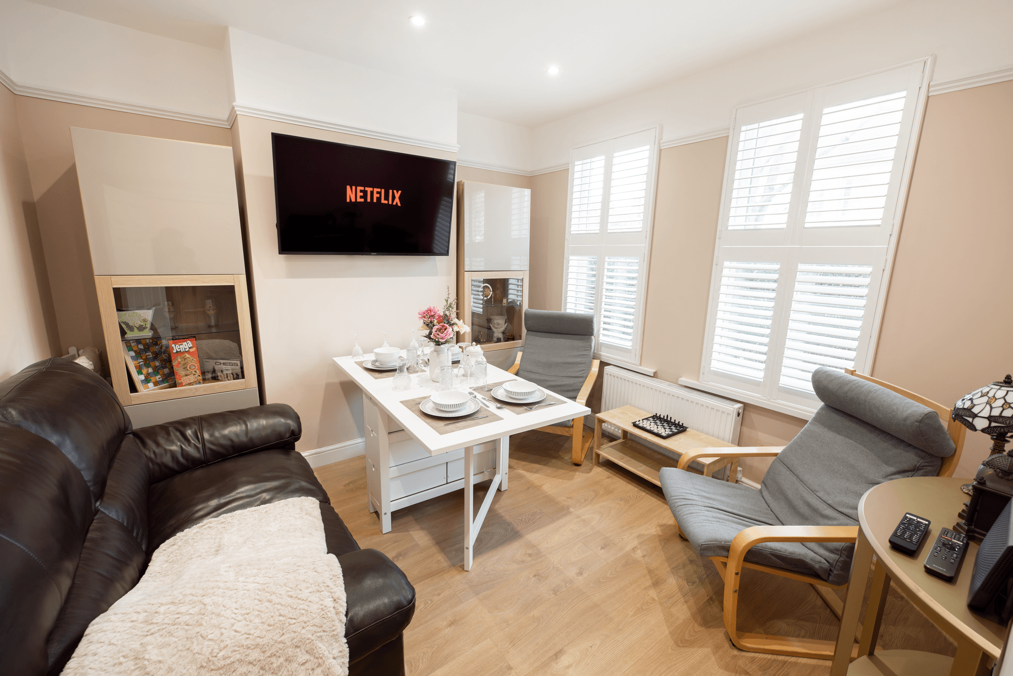2 Bdr Victorian Flat, King Beds, & Free WiFi - E174