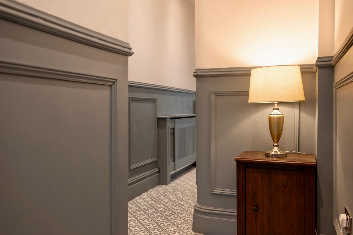 2 Bdr Victorian Flat, King Beds, & Free WiFi - E175