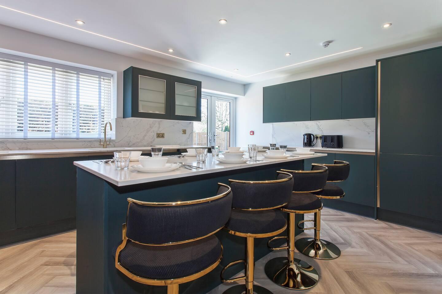 Free Parking| 15 Beds | Contractors & Large Groups