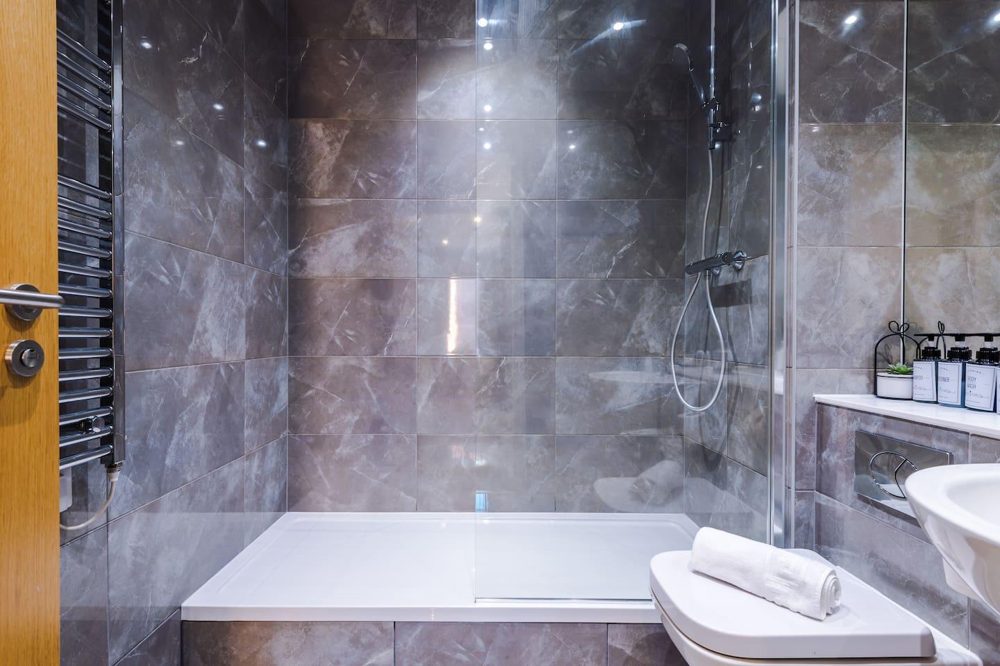 20% Off, Free Parking, Sleeps 6 - Quick Responses!5