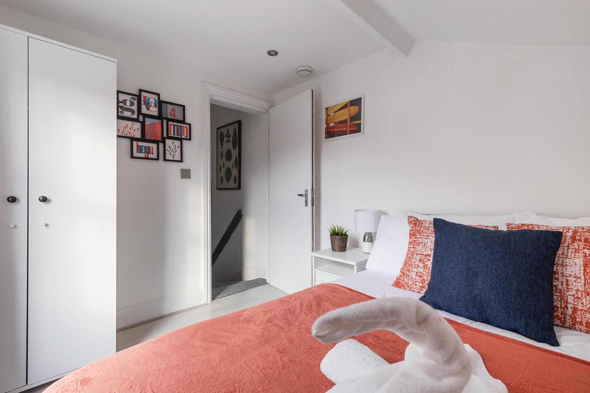 Cosy Modern 2BDR with Free Parking near Wembley5