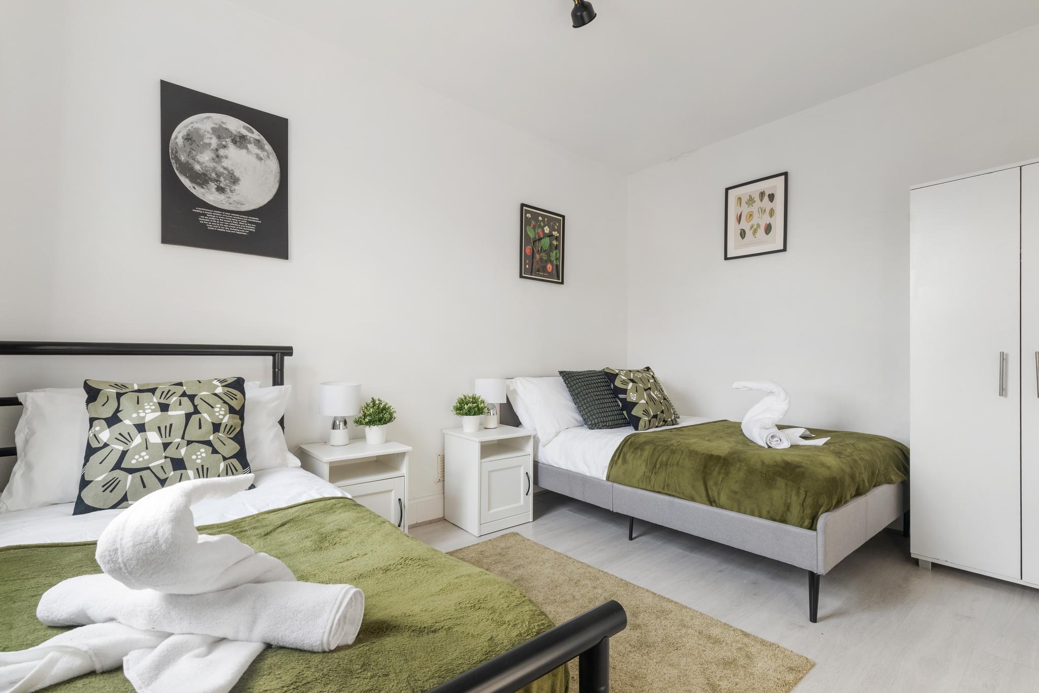 Cosy Modern 2BDR with Free Parking near Wembley3