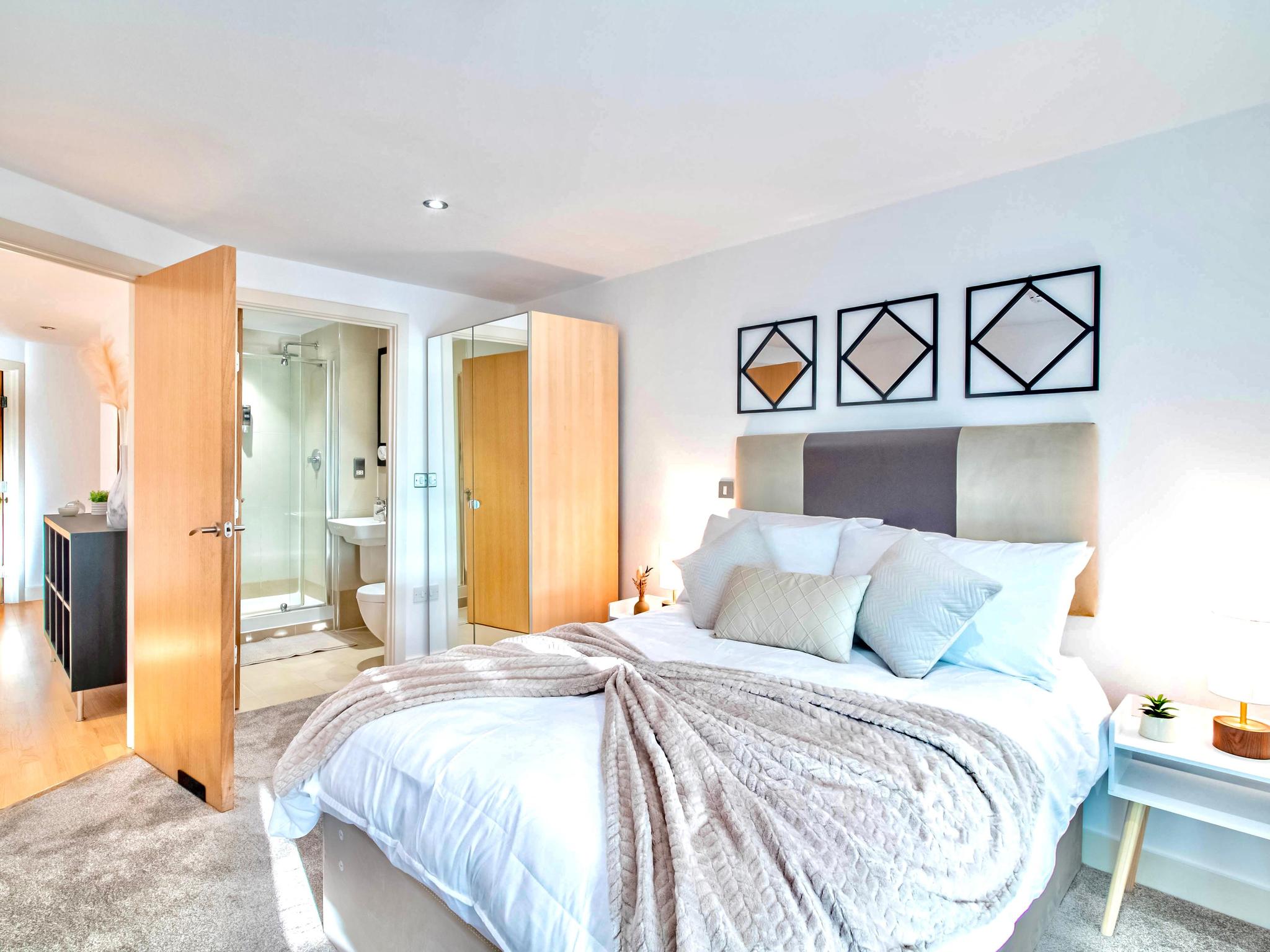 2 Bed Balcony and River View with city boat link