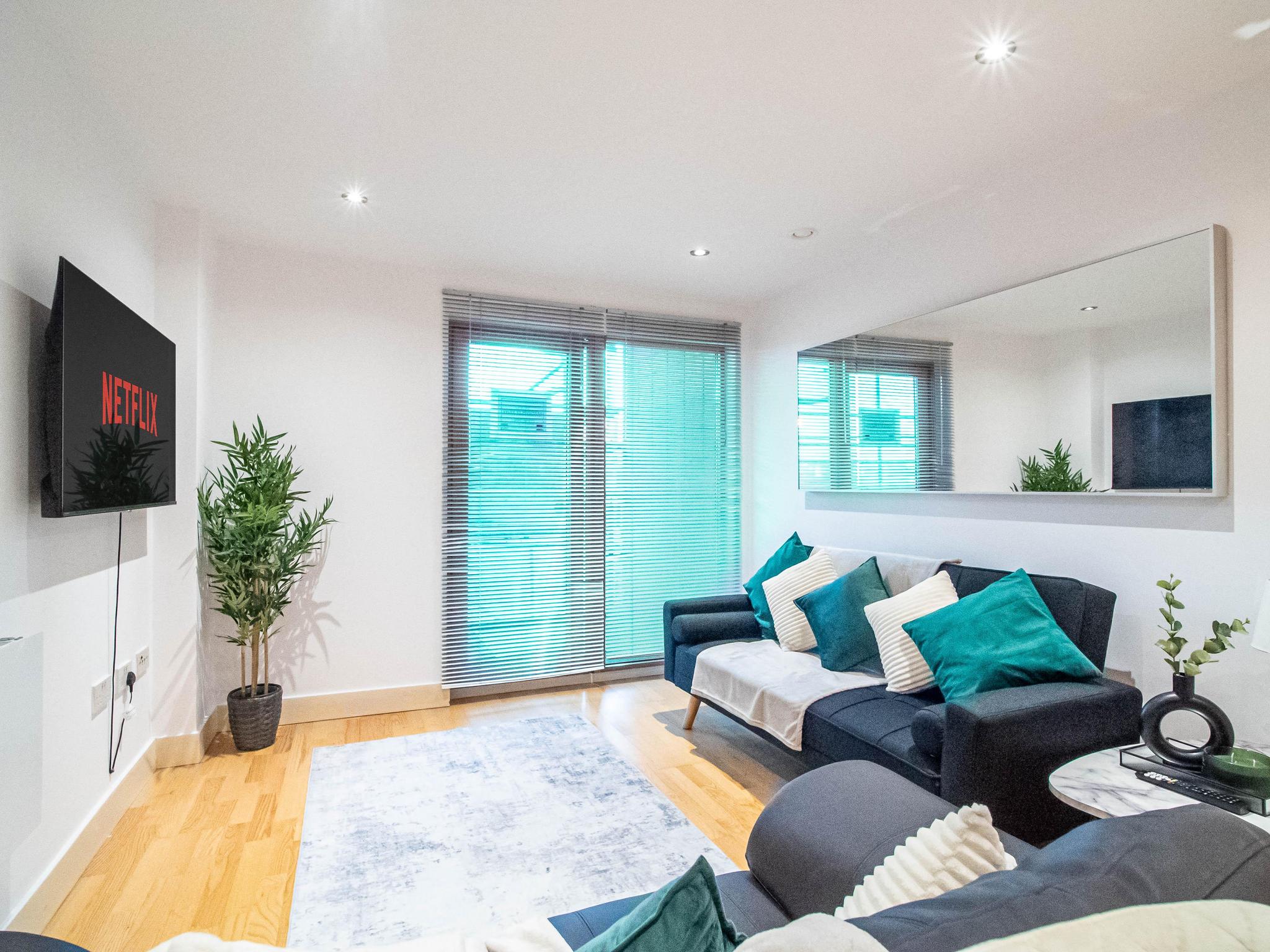 2 Bed Balcony and River View with city boat link6