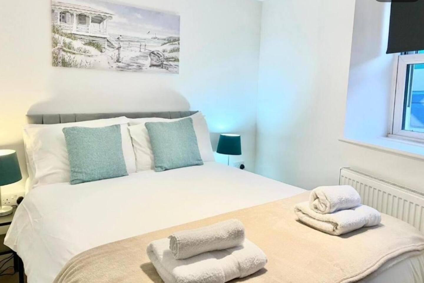 Modern 2 bedroom flat between Bristol and Bath1