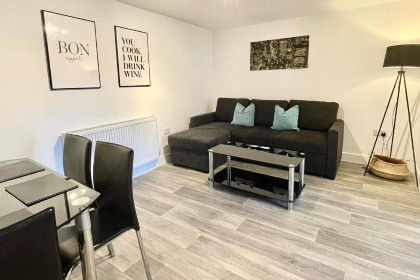 Modern 2 bedroom flat between Bristol and Bath2