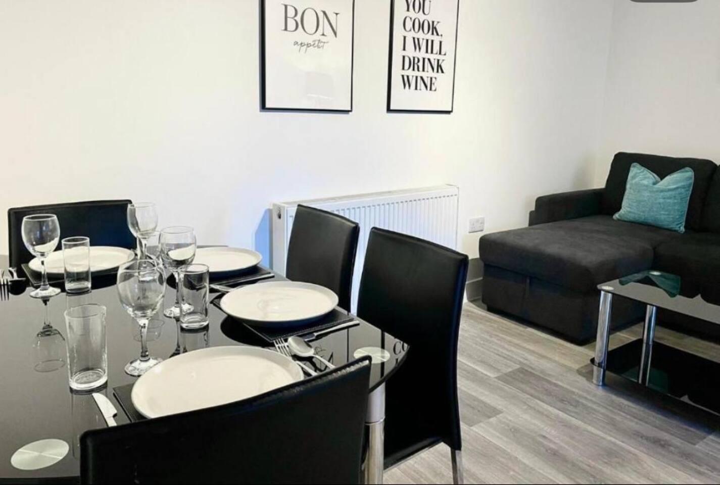 Modern 2 bedroom flat between Bristol and Bath3