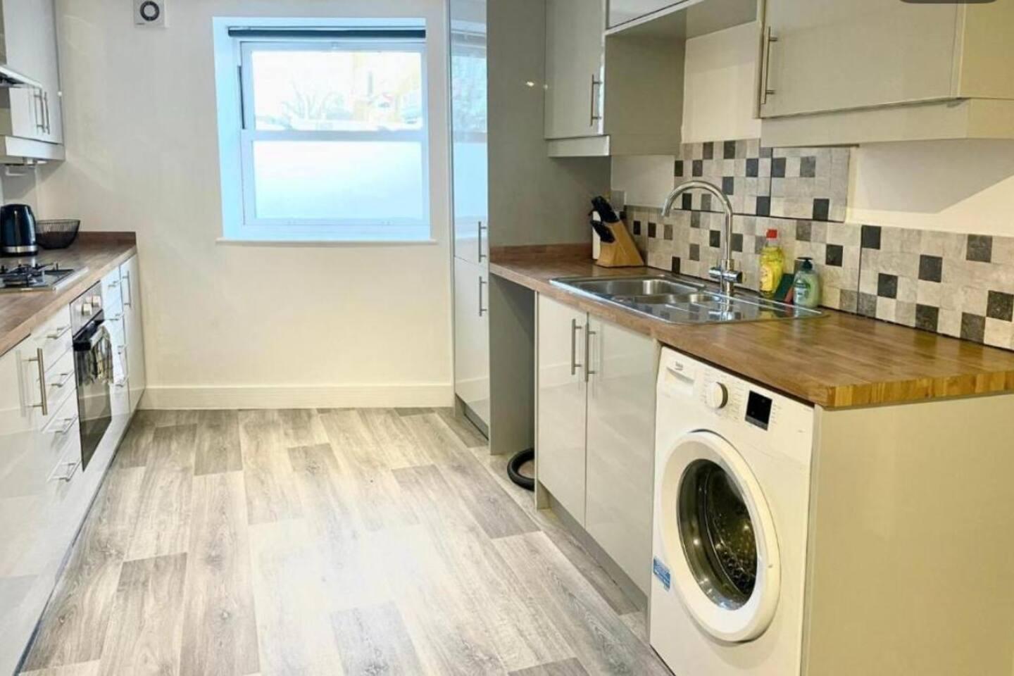 Modern 2 bedroom flat between Bristol and Bath6