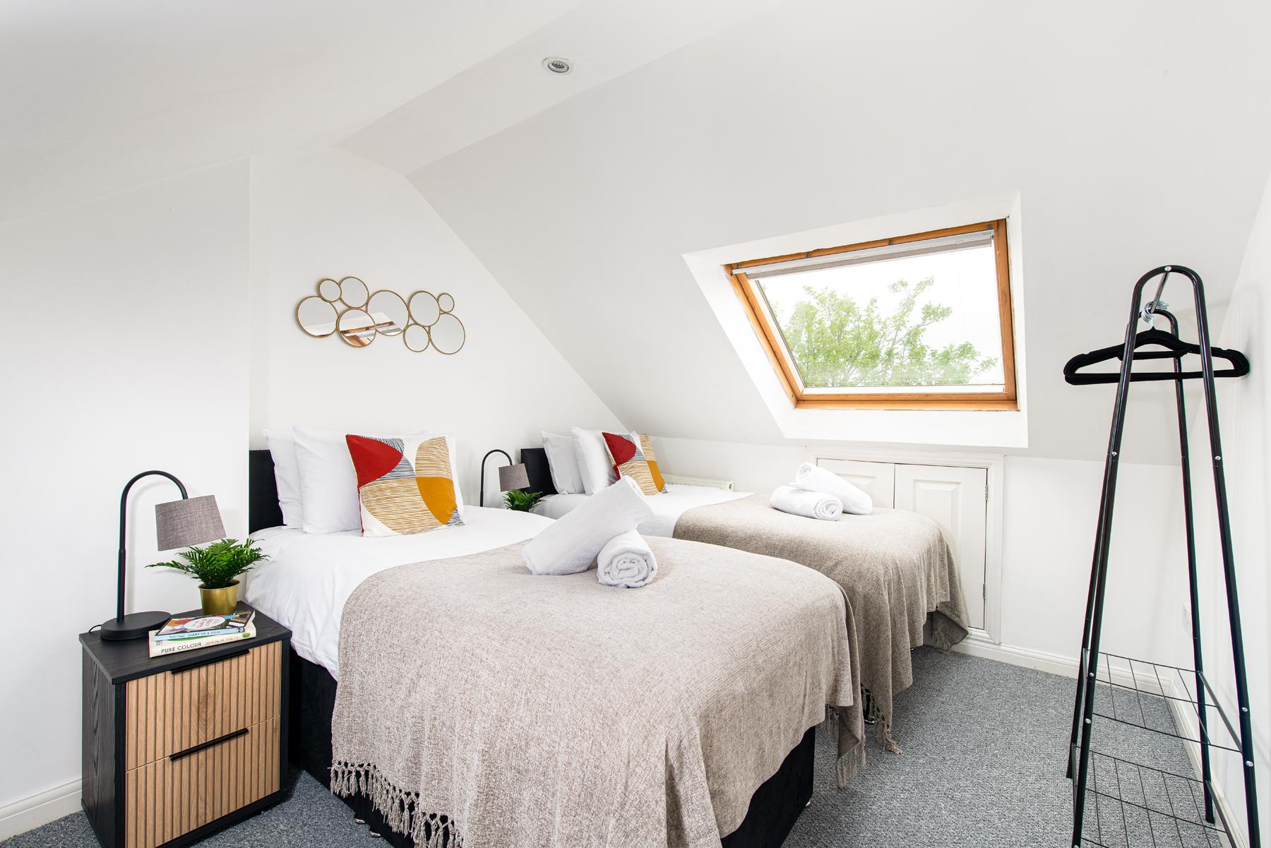Business & Long Stays House in Bristol | Sleeps 7 + Parking