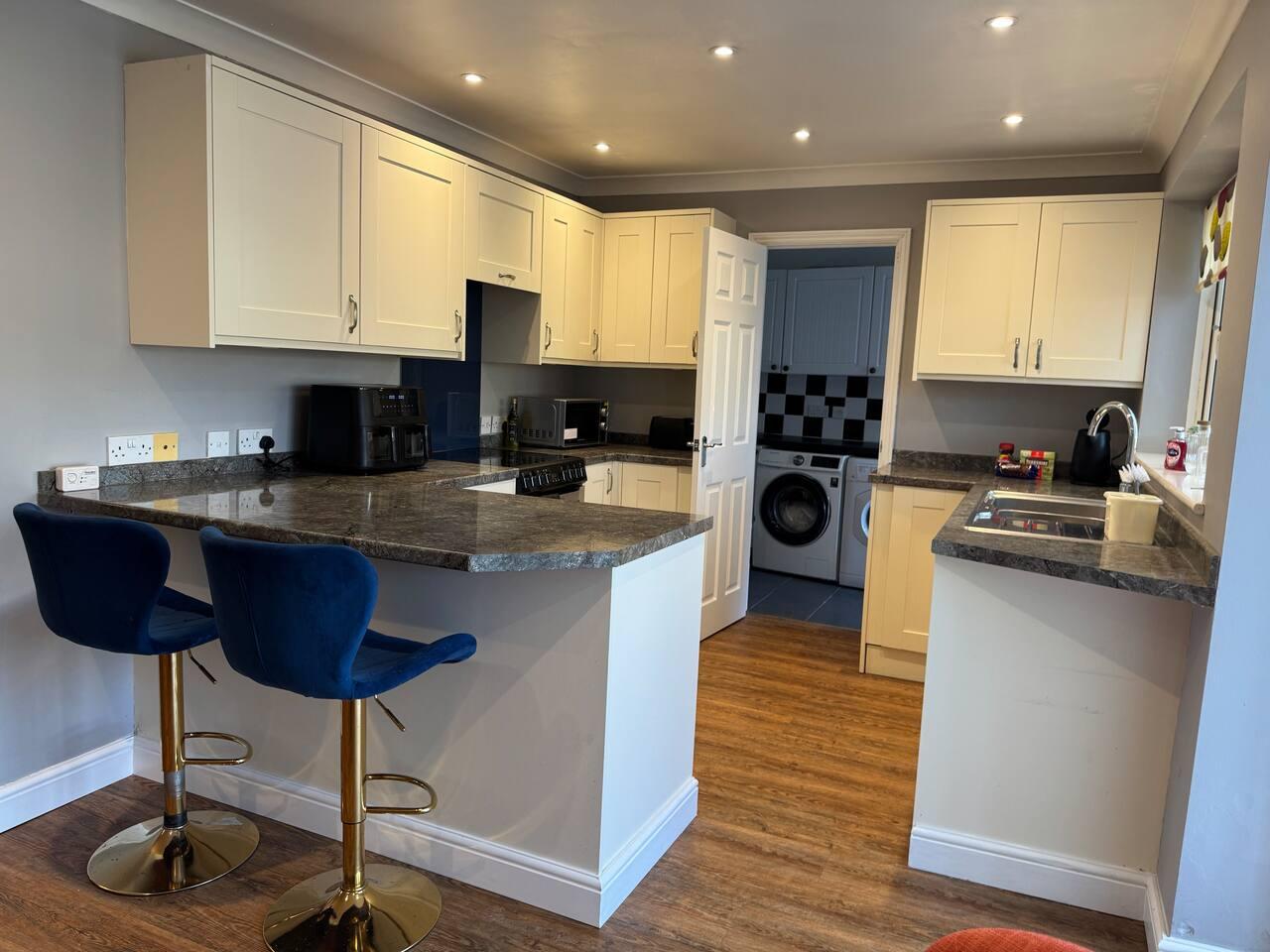 Large 3 Bed House - Free parking