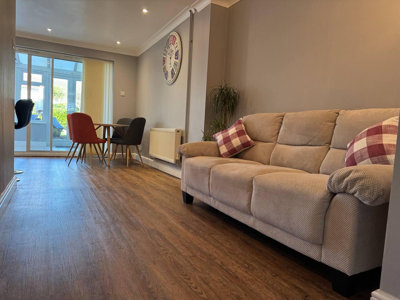 Large 3 Bed House - Free parking3