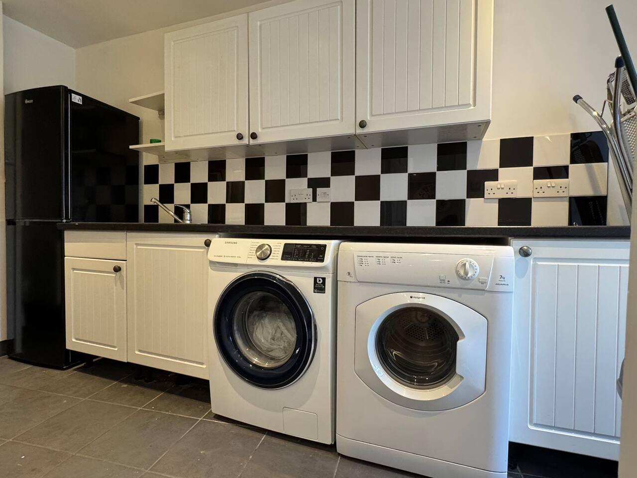 Large 3 Bed House - Free parking4