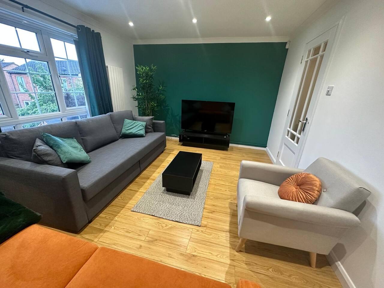Contractors Townhouse | Sleeps 9 | Free Parking