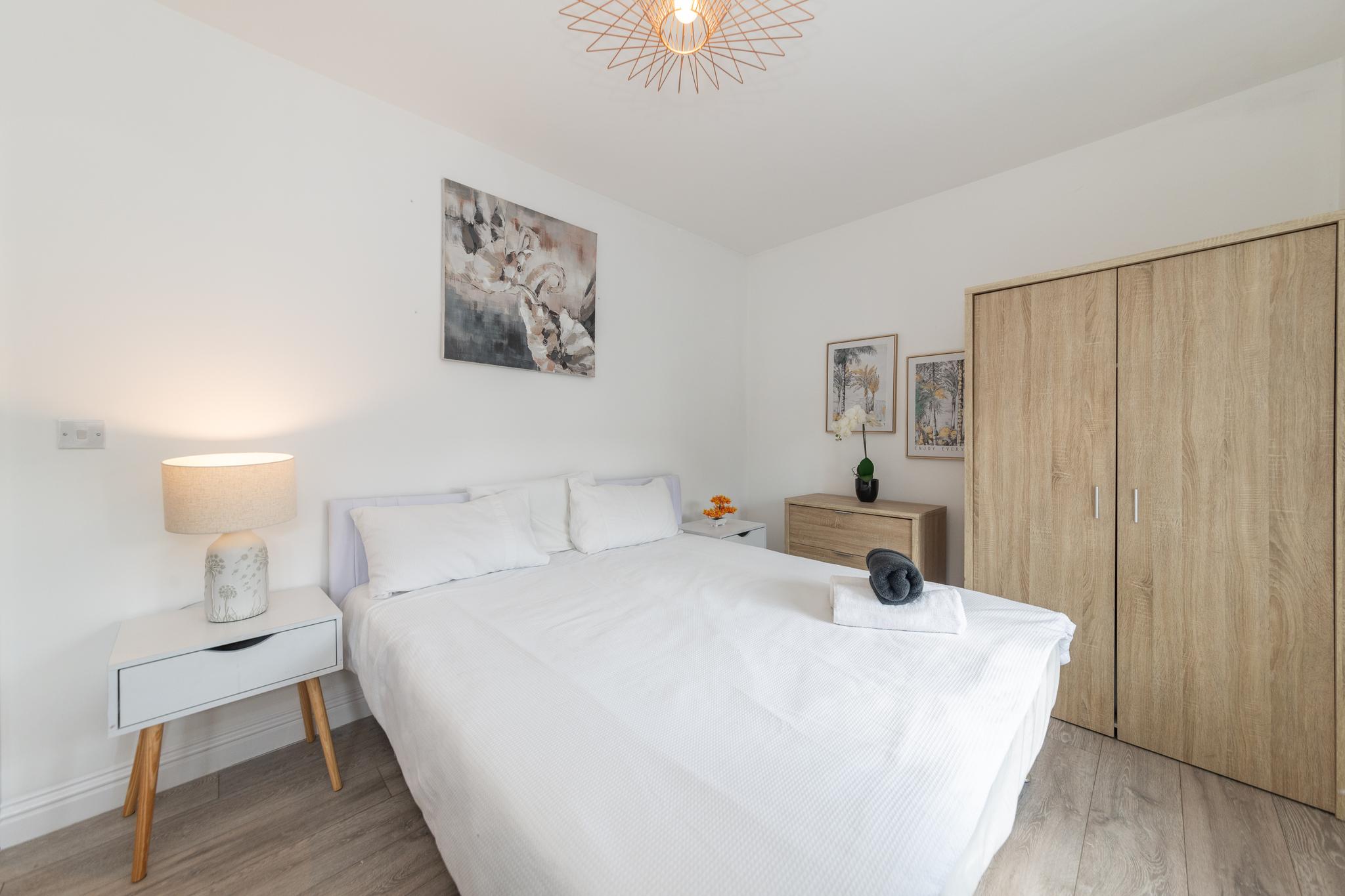 ERTE PROPERTIES LTD - Free Parking 2Bed Flat Weekly/Monthly Stay Savings