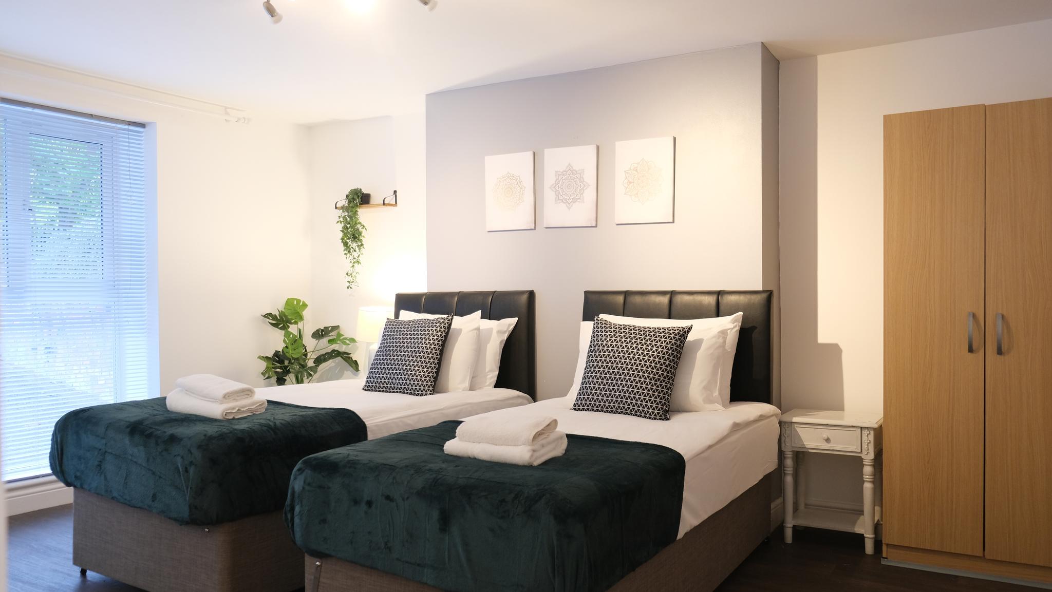 Modern 2-Bed Flat, Bedford