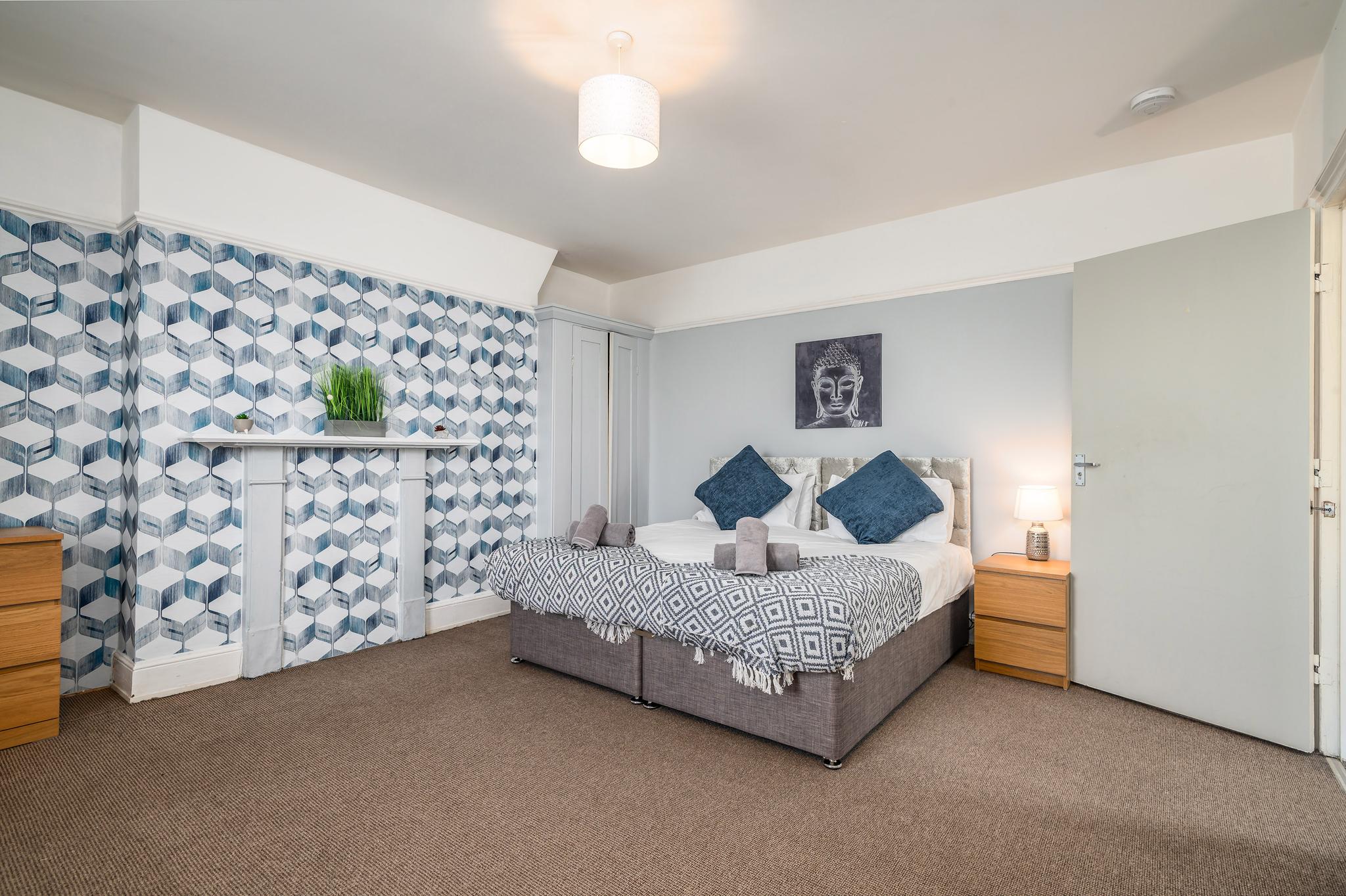 Modern 6BR w/ Parking | Bedford4