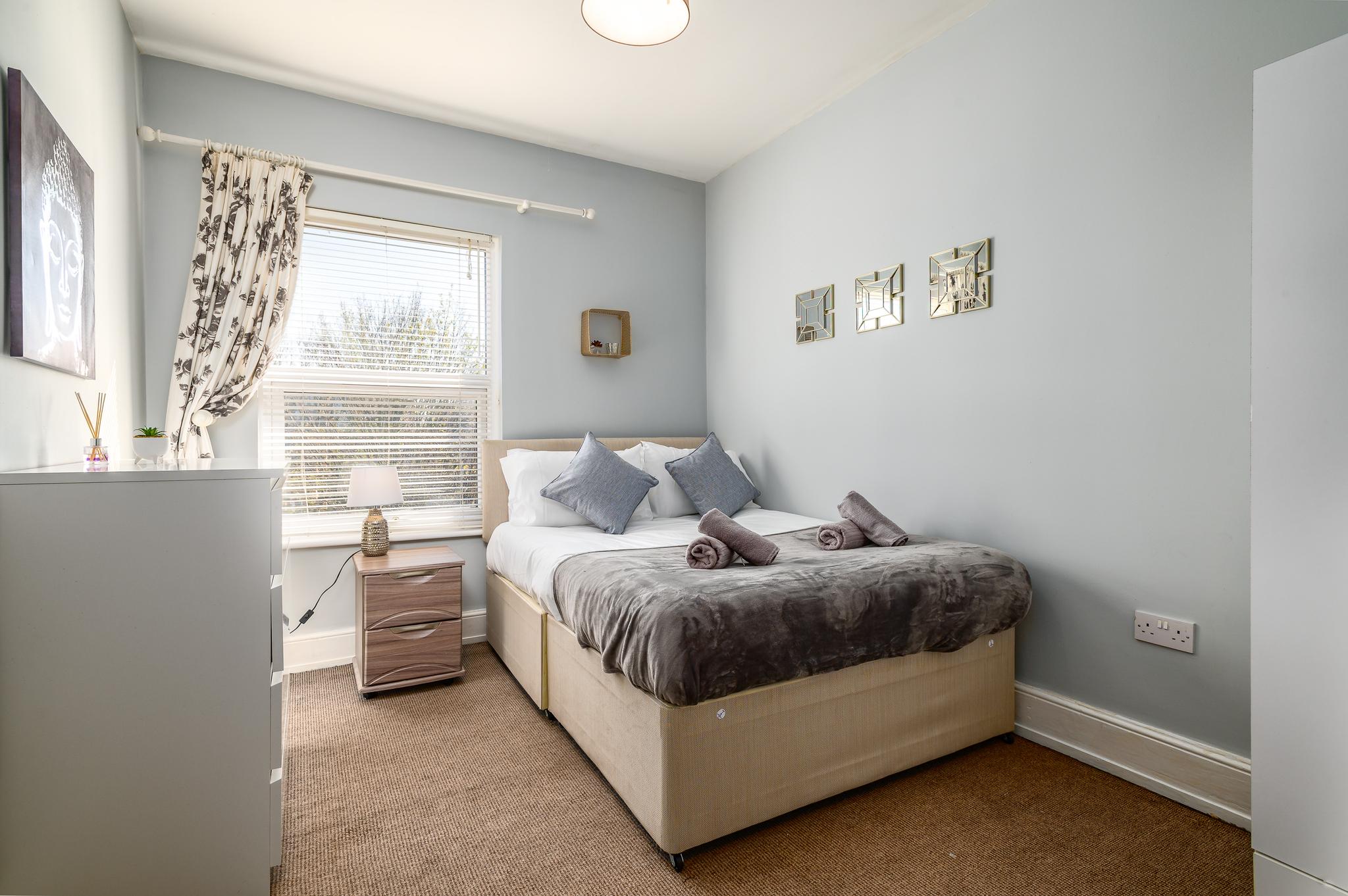 Modern 6BR w/ Parking | Bedford3