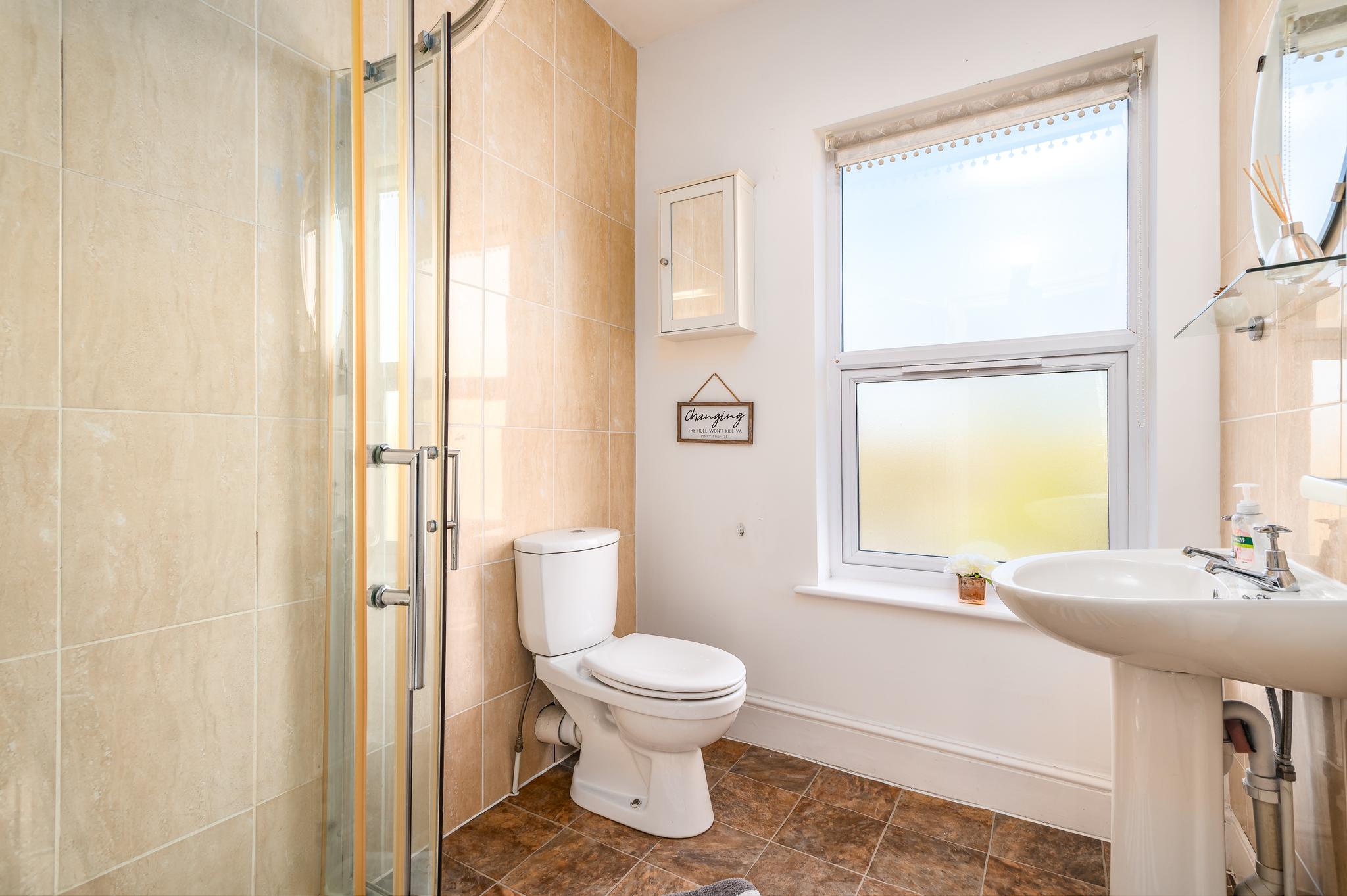Modern 6BR w/ Parking | Bedford6