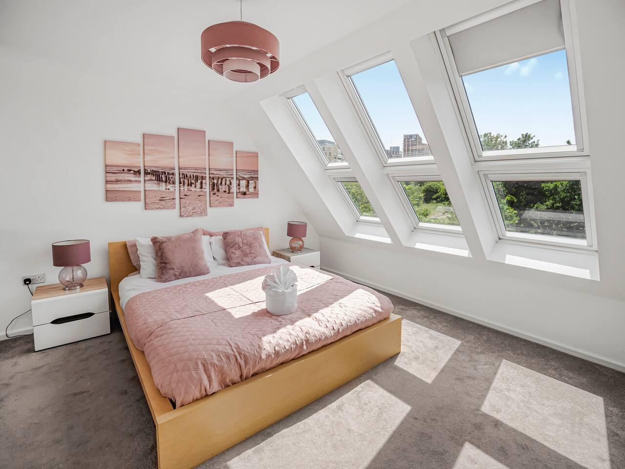 Chic Riverside Retreat Salford 4bd + free parking