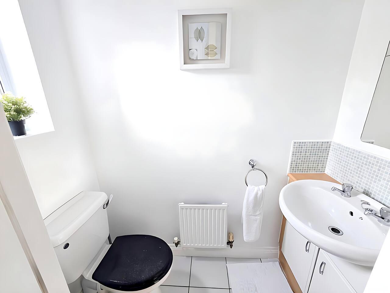 2ndHomeStays-Bilston - Contractor-Friendly House3