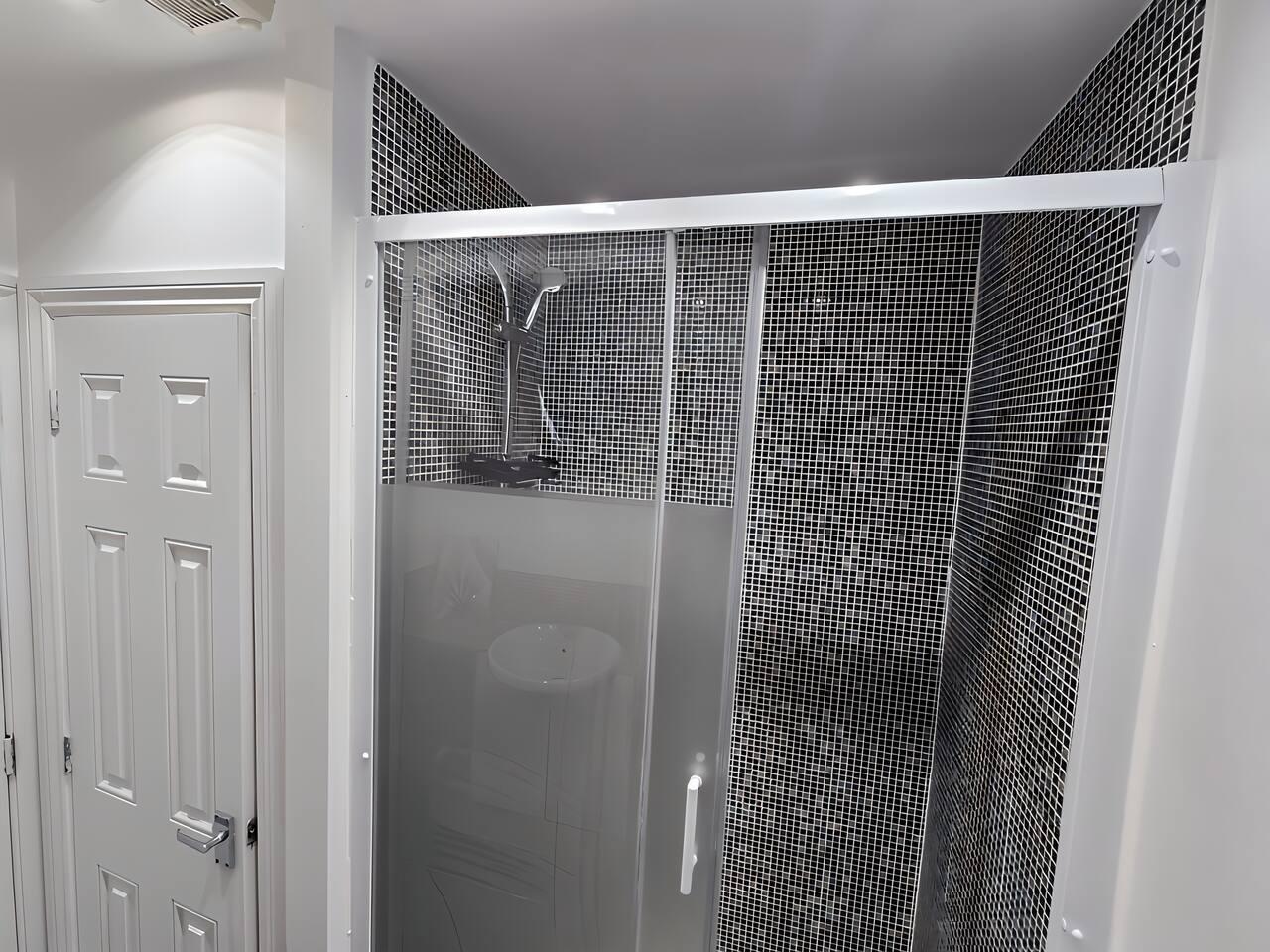 2ndHomeStays-Bilston - Contractor-Friendly House4