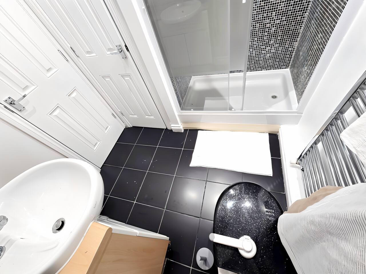 2ndHomeStays-Bilston - Contractor-Friendly House6