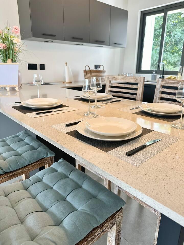 Stylish 3BR Apt •Pool• 2min Walk Pereybere Beach2