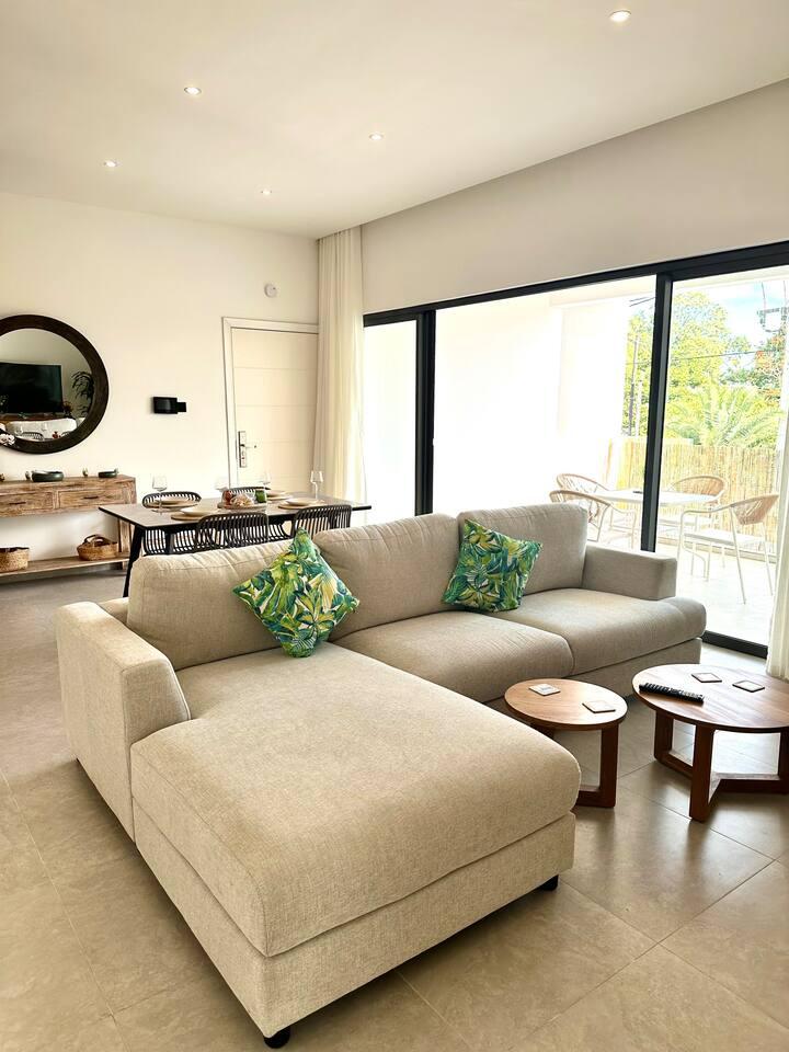 Stylish 3BR Apt •Pool• 2min Walk Pereybere Beach3