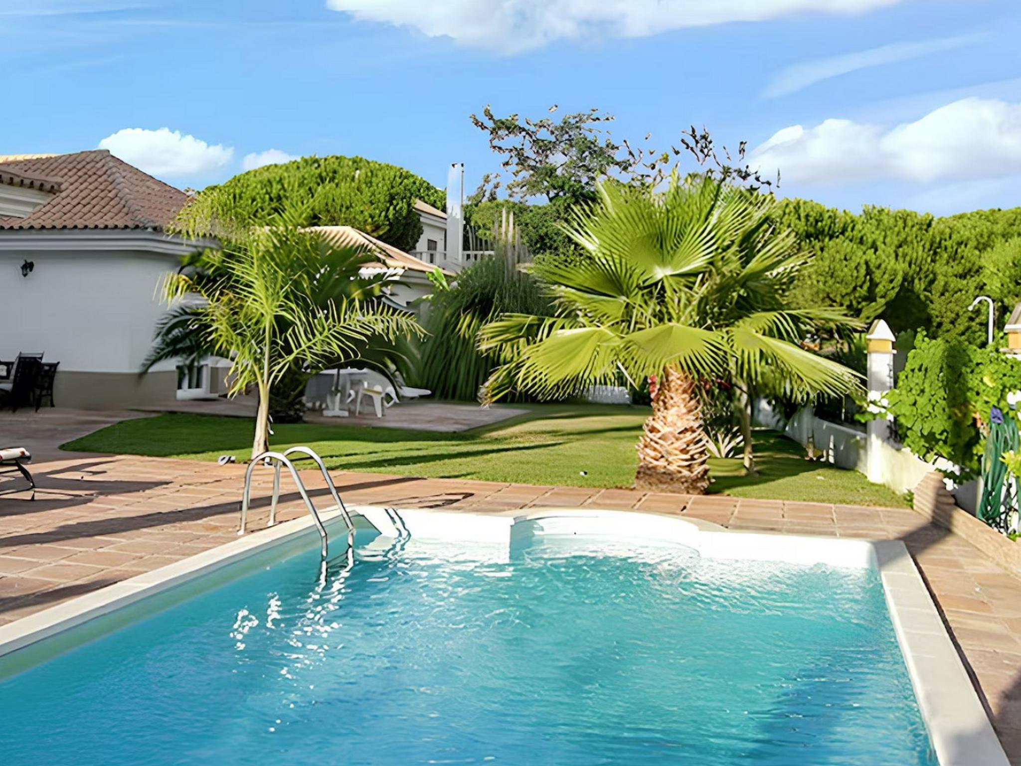 Hermoas villa en Nuevo Portil con piscina privada