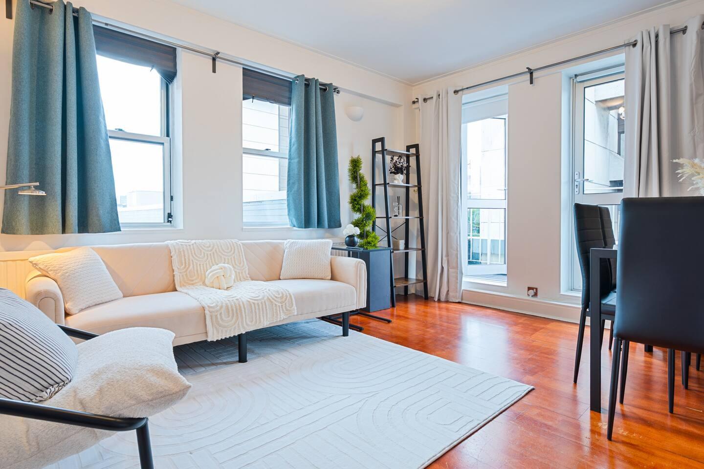 Fitzrovia Central | Balcony Stay 🌇 2-Bed, Sleeps5