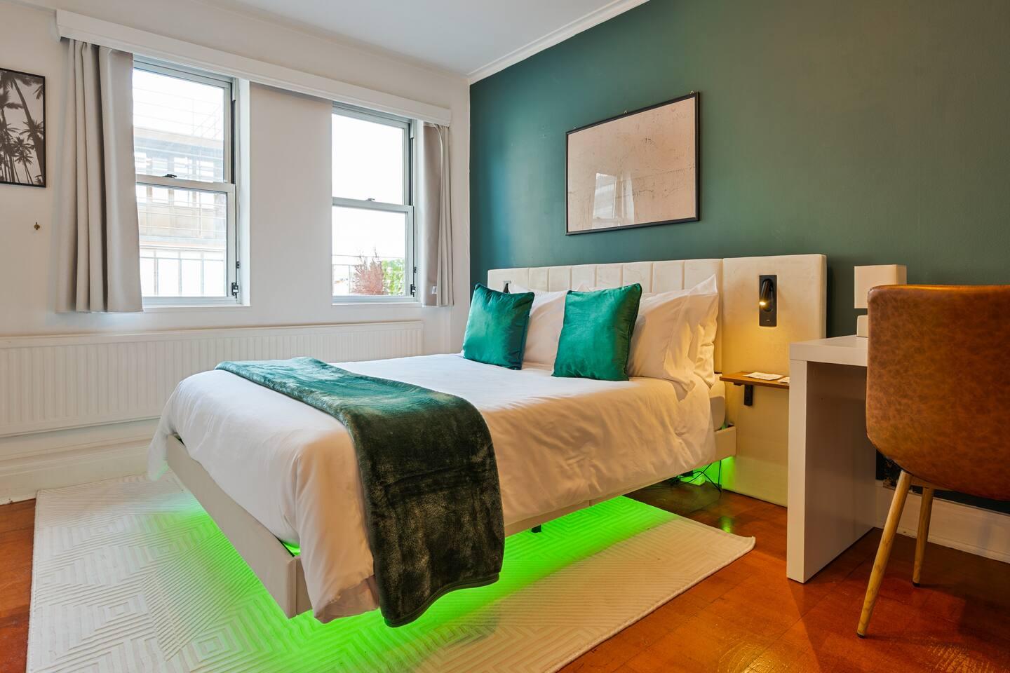 Fitzrovia Central | Balcony Stay 🌇 2-Bed, Sleeps52