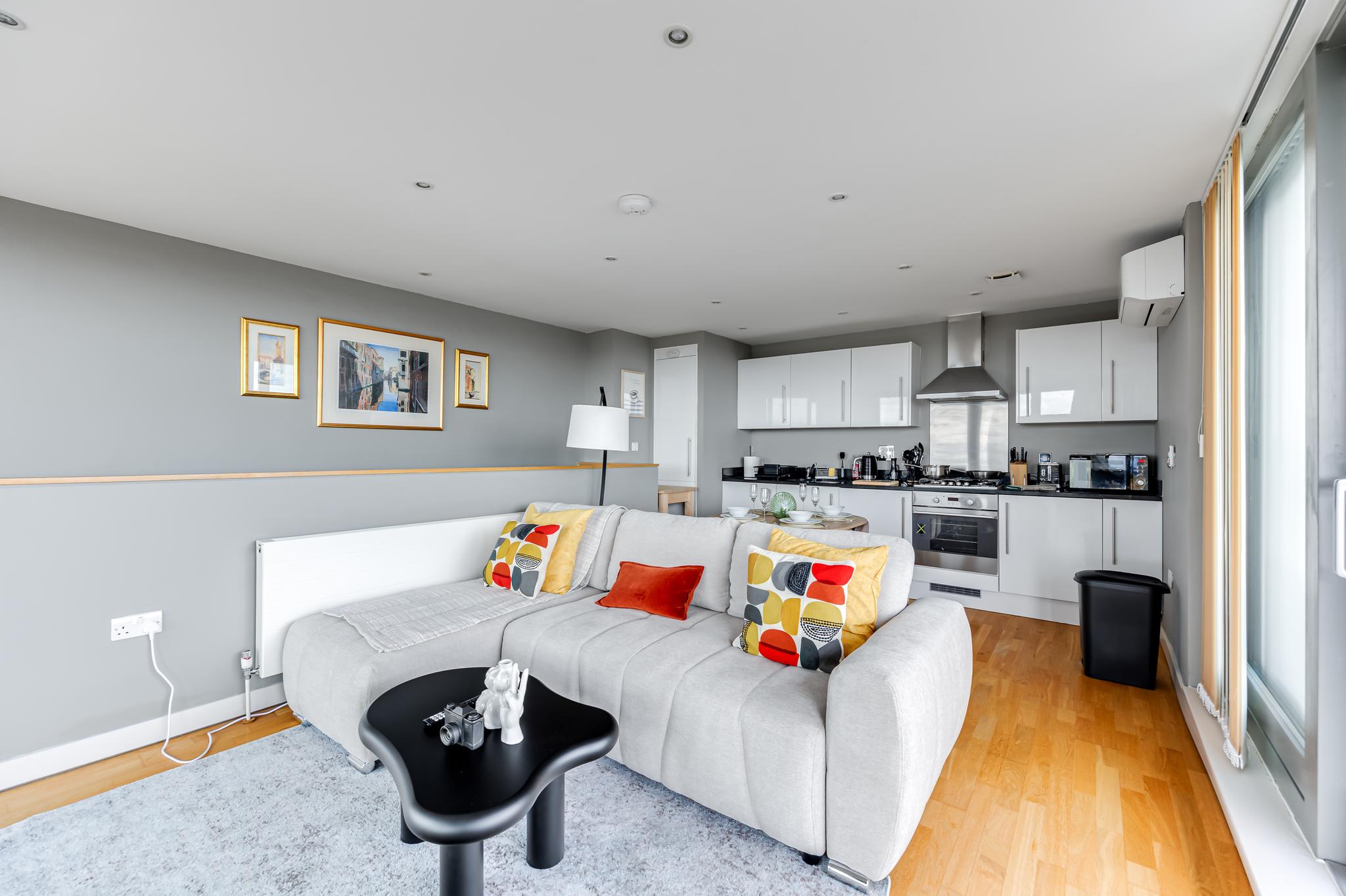 Central Lux Penthouse w/ Balcony, Terrace & Prking
