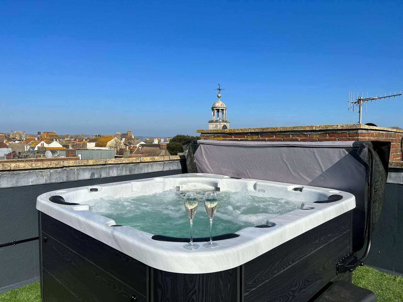Penthouse Near Beach • Private Rooftop & Parking