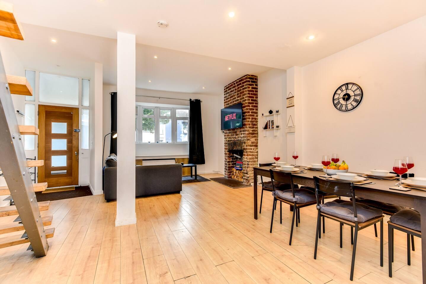 Charming Coastal Retreat in BN2