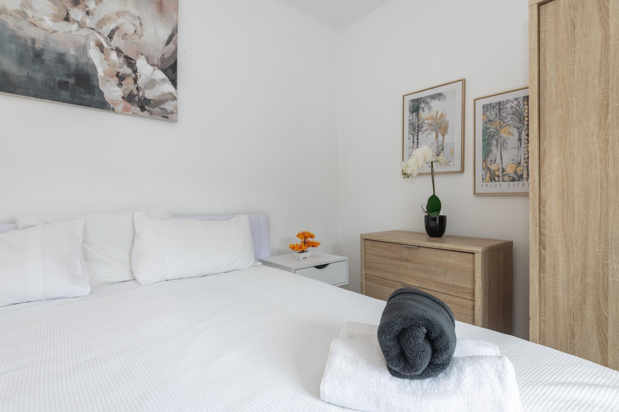 ERTE PROPERTIES LTD - Free Parking 2Bed Flat Weekly/Monthly Stay Savings