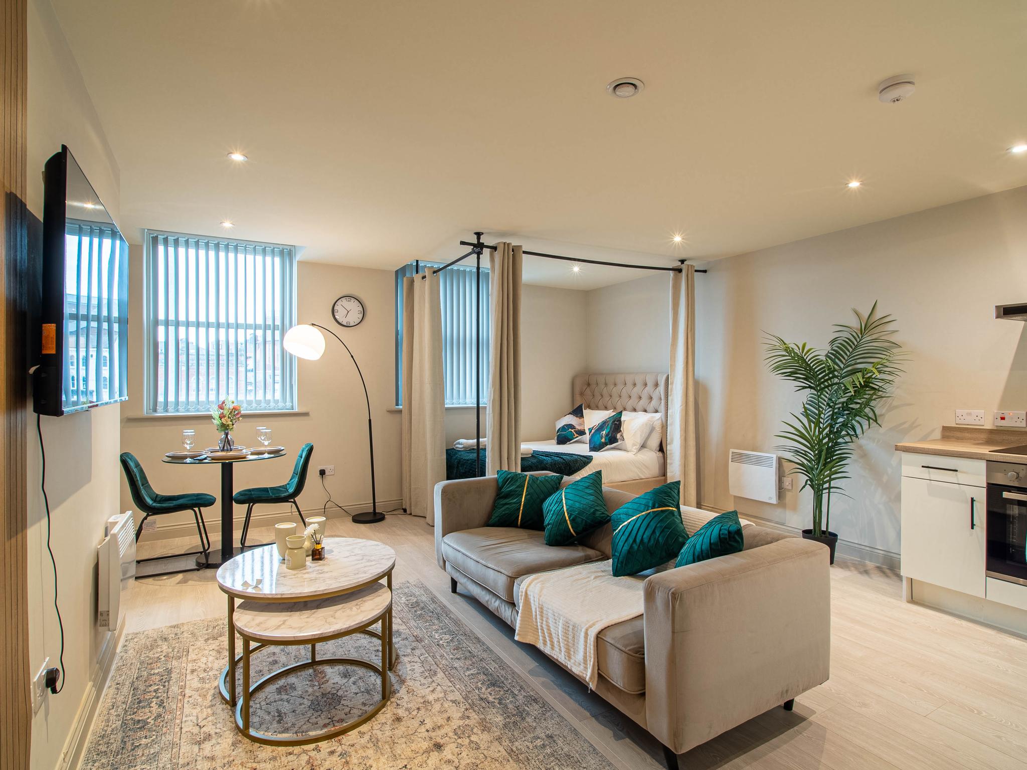 Elegant Apt by Victoria Quarter | Free Parking2