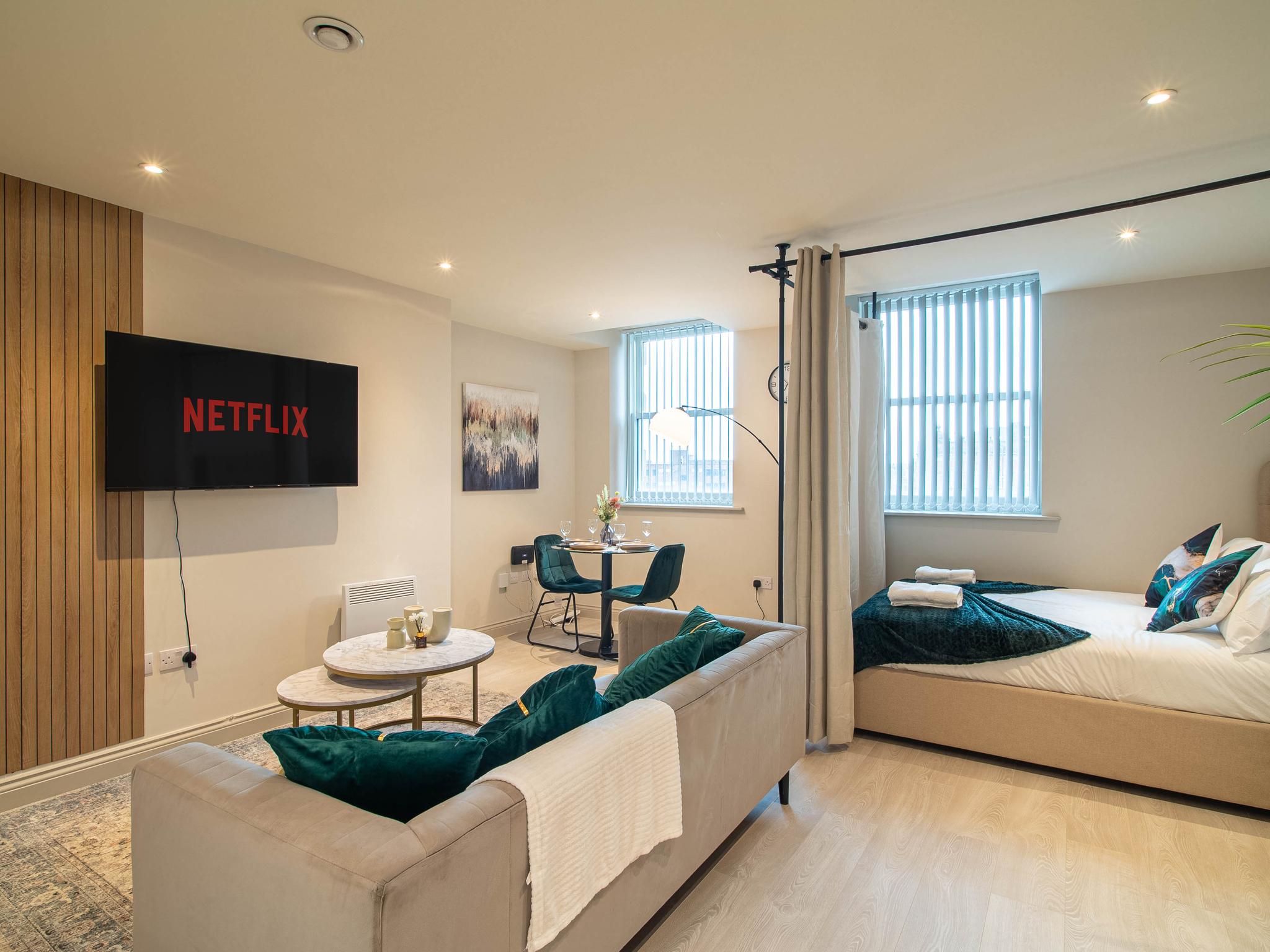 Elegant Apt by Victoria Quarter | Free Parking3