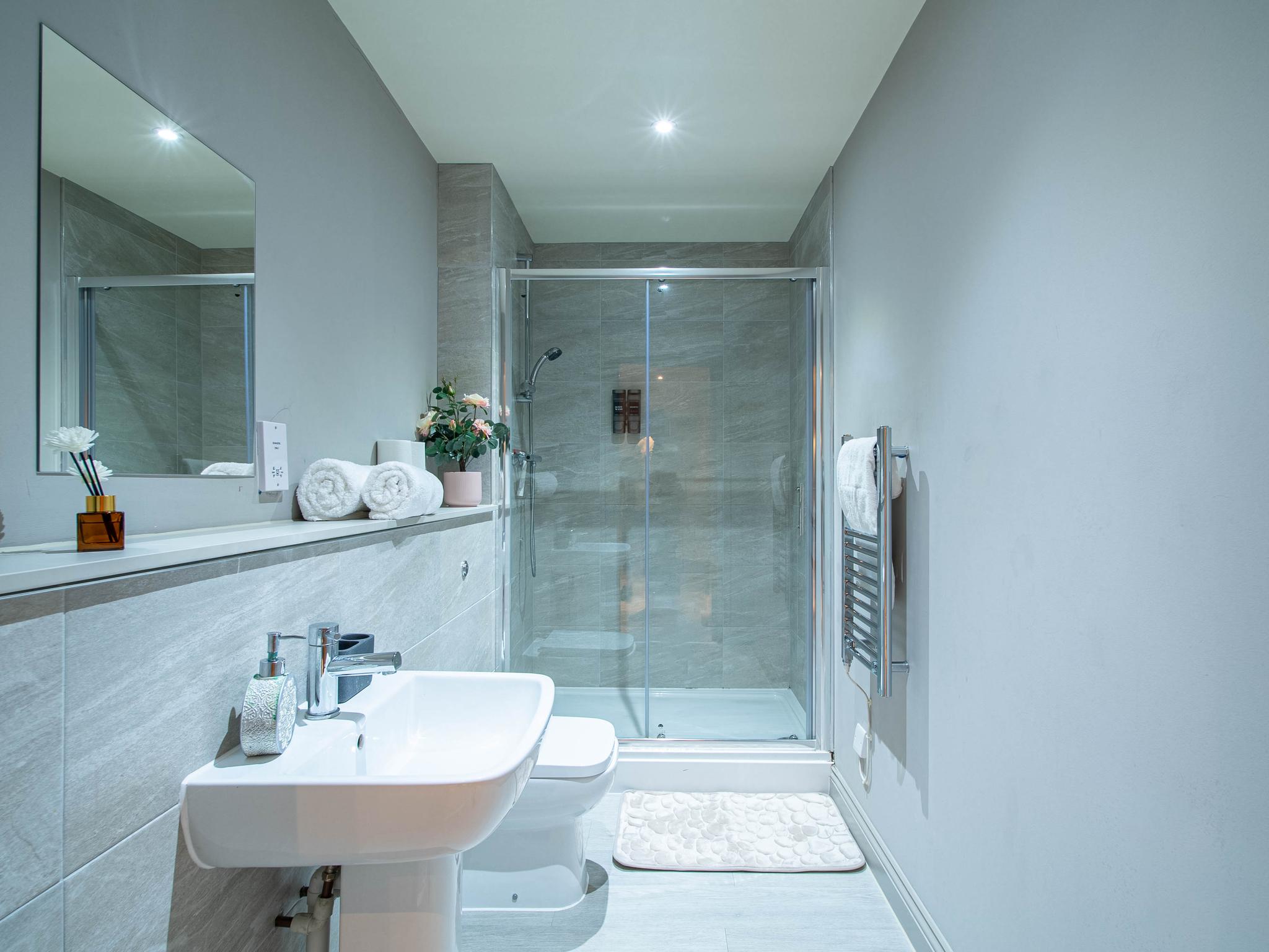 Elegant Apt by Victoria Quarter | Free Parking5