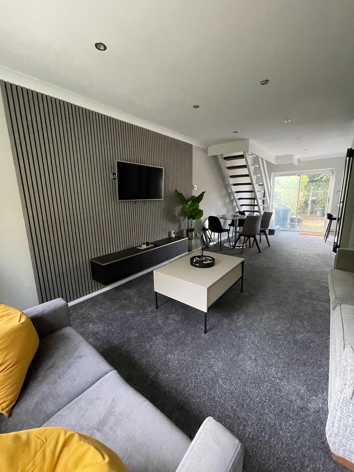 Modern 4-Bed Contractor Home2