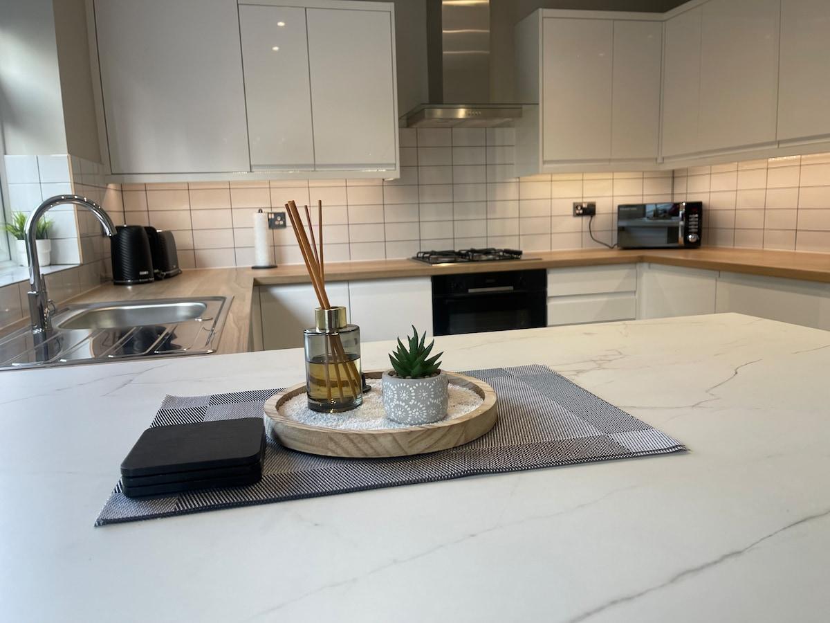 Modern 4-Bed Contractor Home3