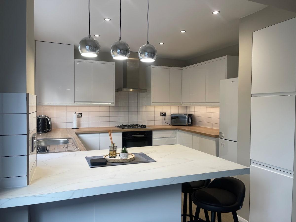 Modern 4-Bed Contractor Home4
