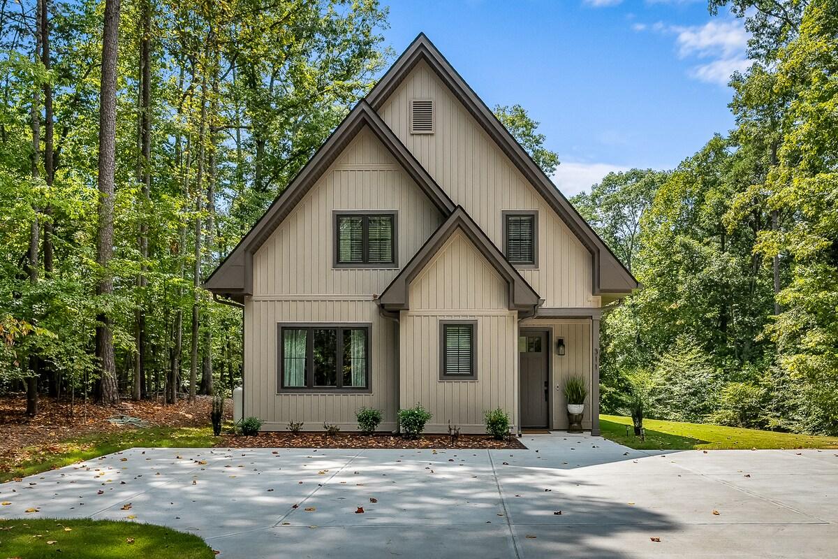 Beautiful new construction close to Clemson!