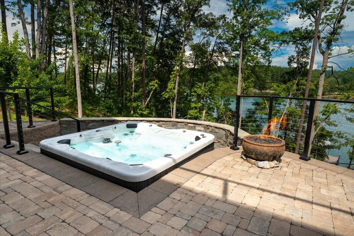 Sunrise Retreat on Lake Keowee with Hot Tub!