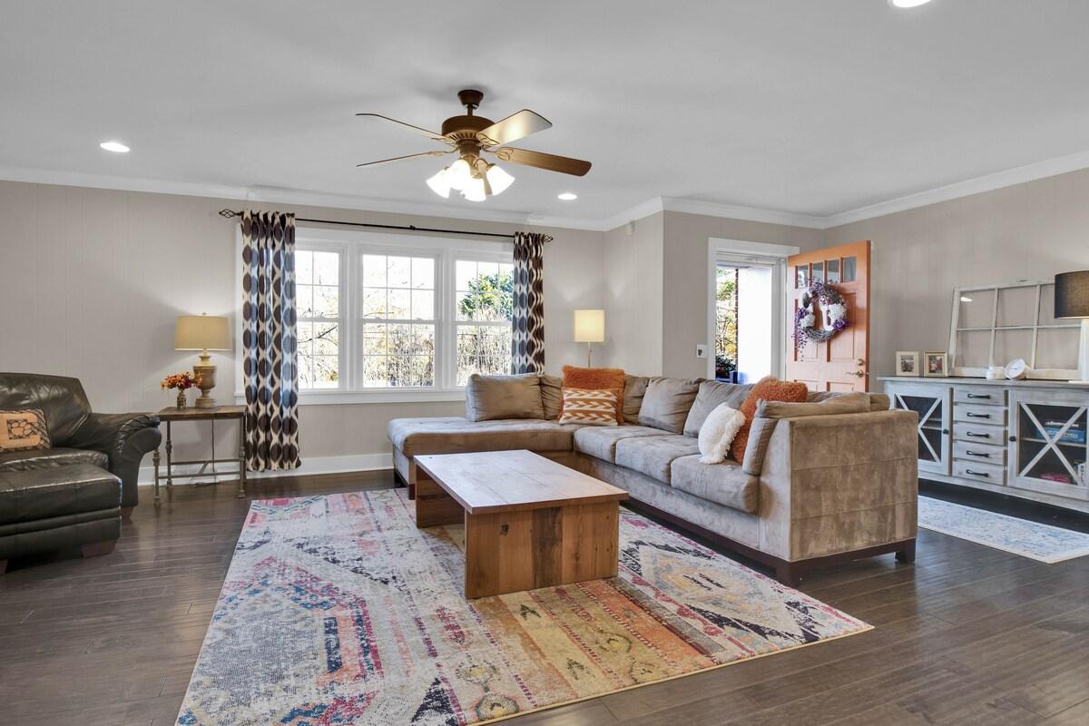 Tiger Walk - 3 Miles from Death Valley!5