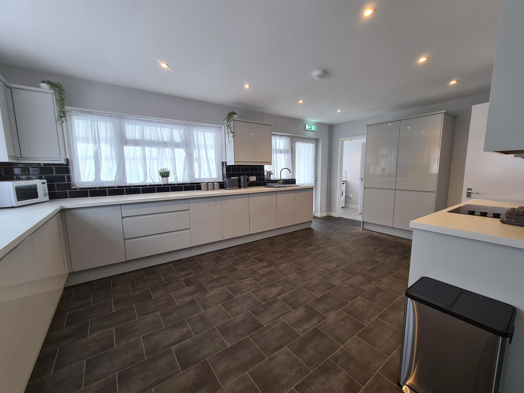 Spacious 7 Bed - Sleeps up to 17 - Free Parking4