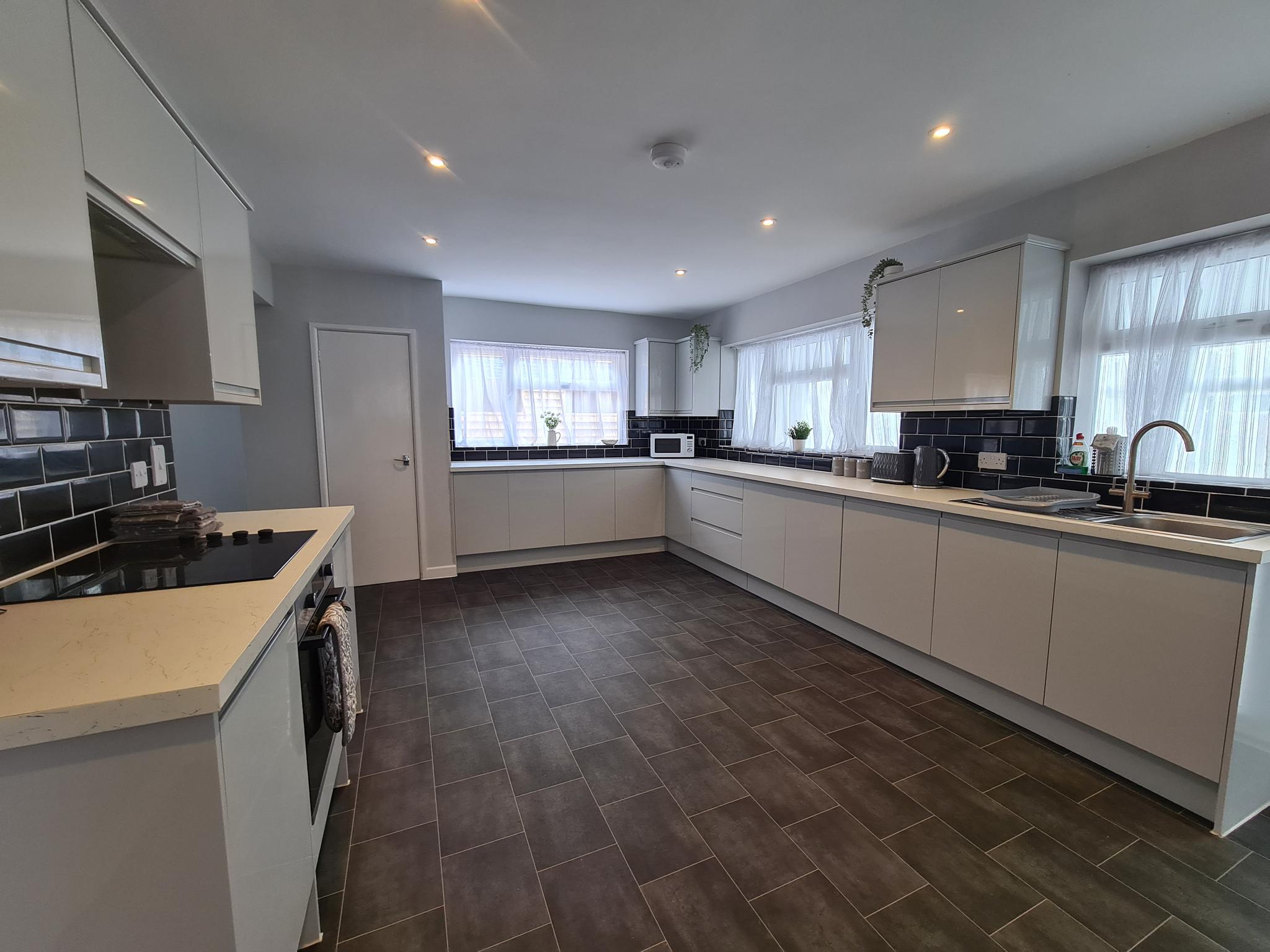 Spacious 7 Bed - Sleeps up to 17 - Free Parking5