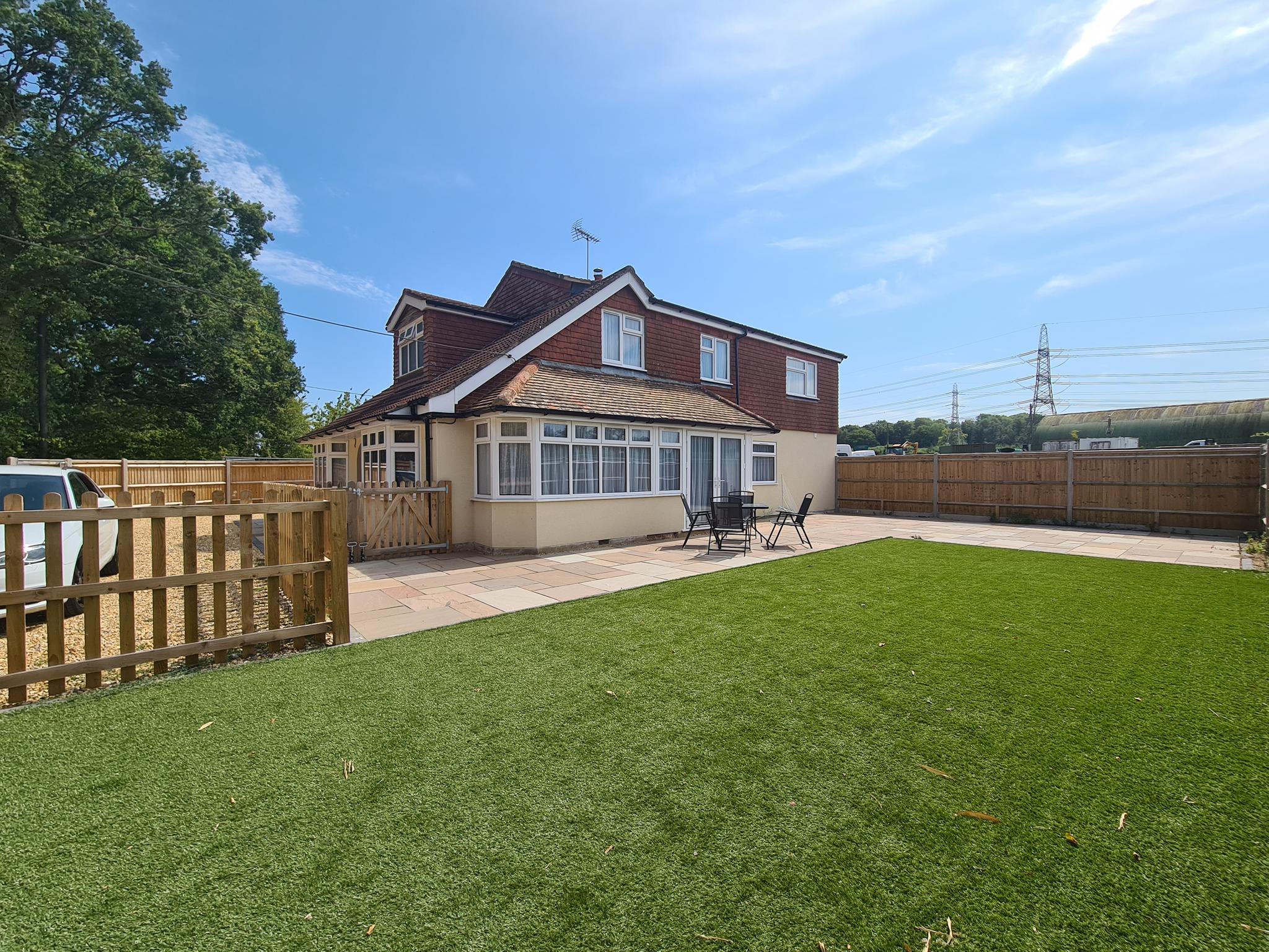 Spacious 7 Bed - Sleeps up to 17 - Free Parking