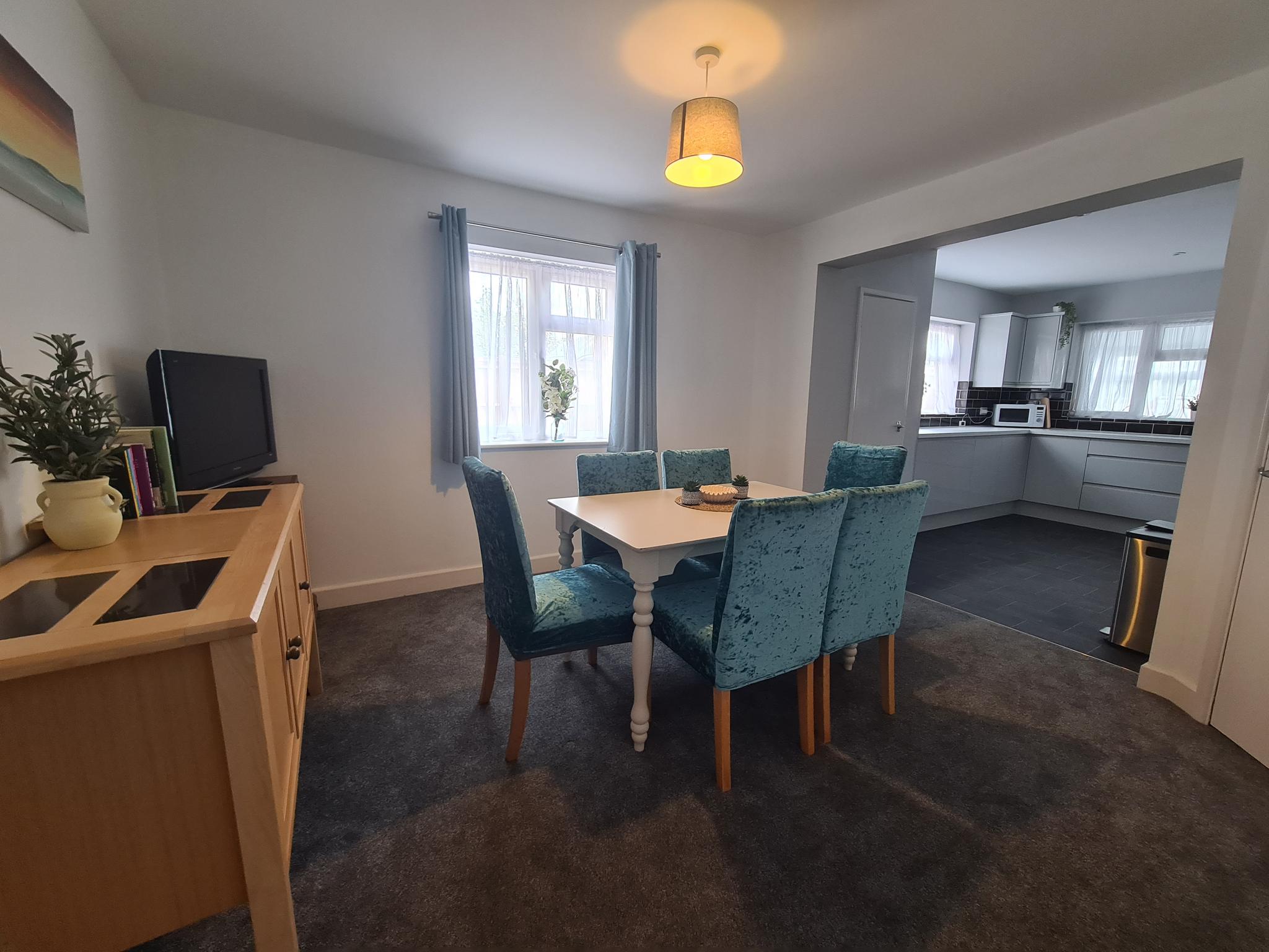 Spacious 7 Bed - Sleeps up to 17 - Free Parking2